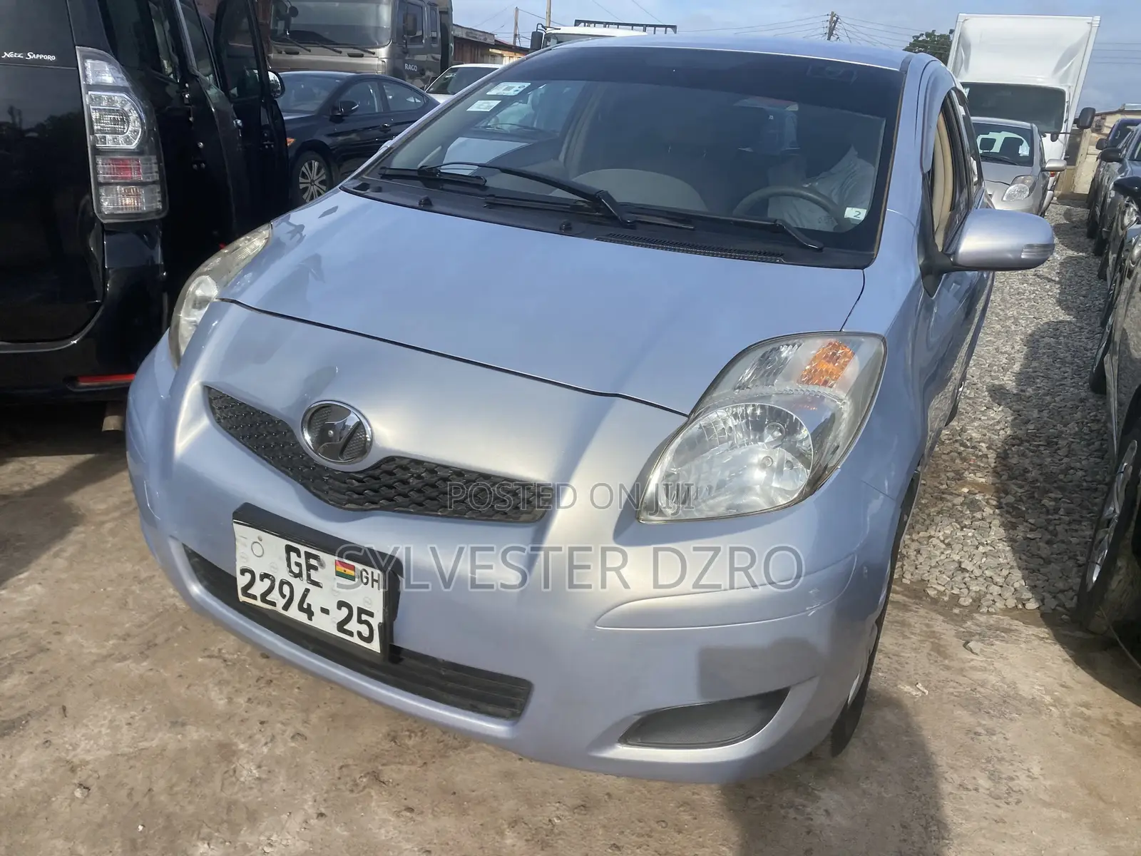 Toyota Vitz 2010 Silver