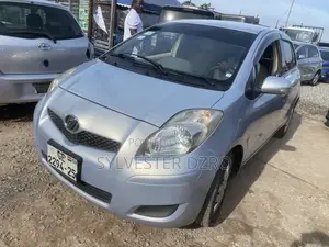 Toyota Vitz 2010 Silver