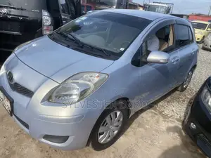 Toyota Vitz 2010 Silver