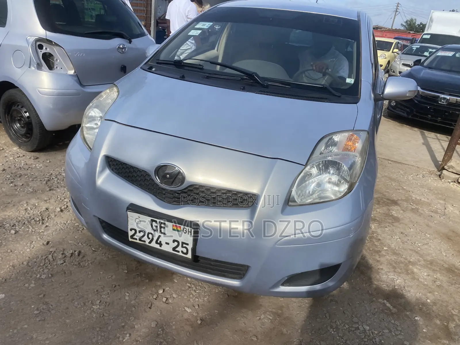 Toyota Vitz 2010 Silver