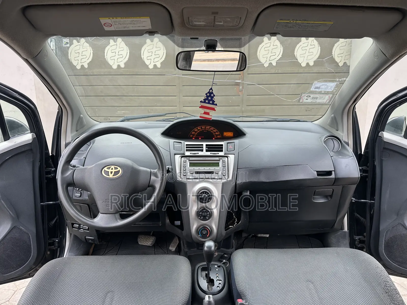 Toyota Vitz 1.3 AWD 5dr 2010 Black