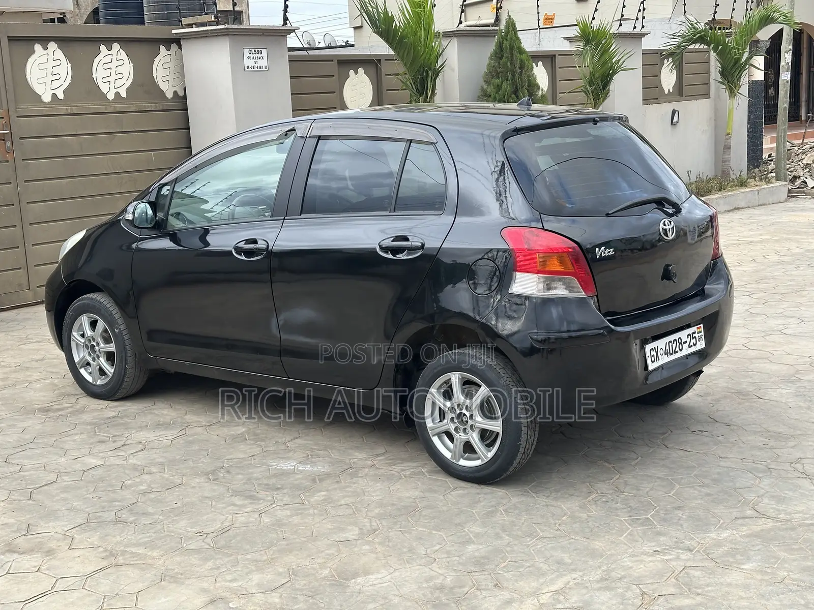 Toyota Vitz 1.3 AWD 5dr 2010 Black