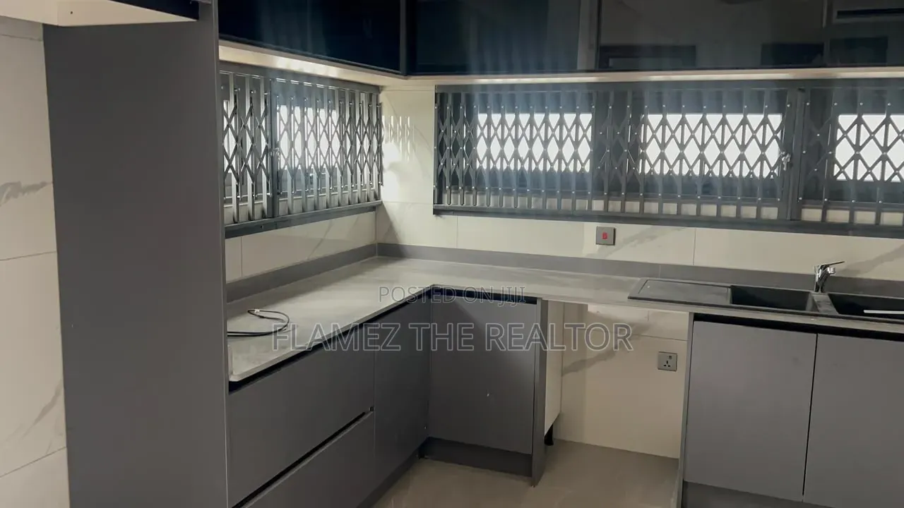 4bdrm House in Labone, Coffee Shop Area for rent