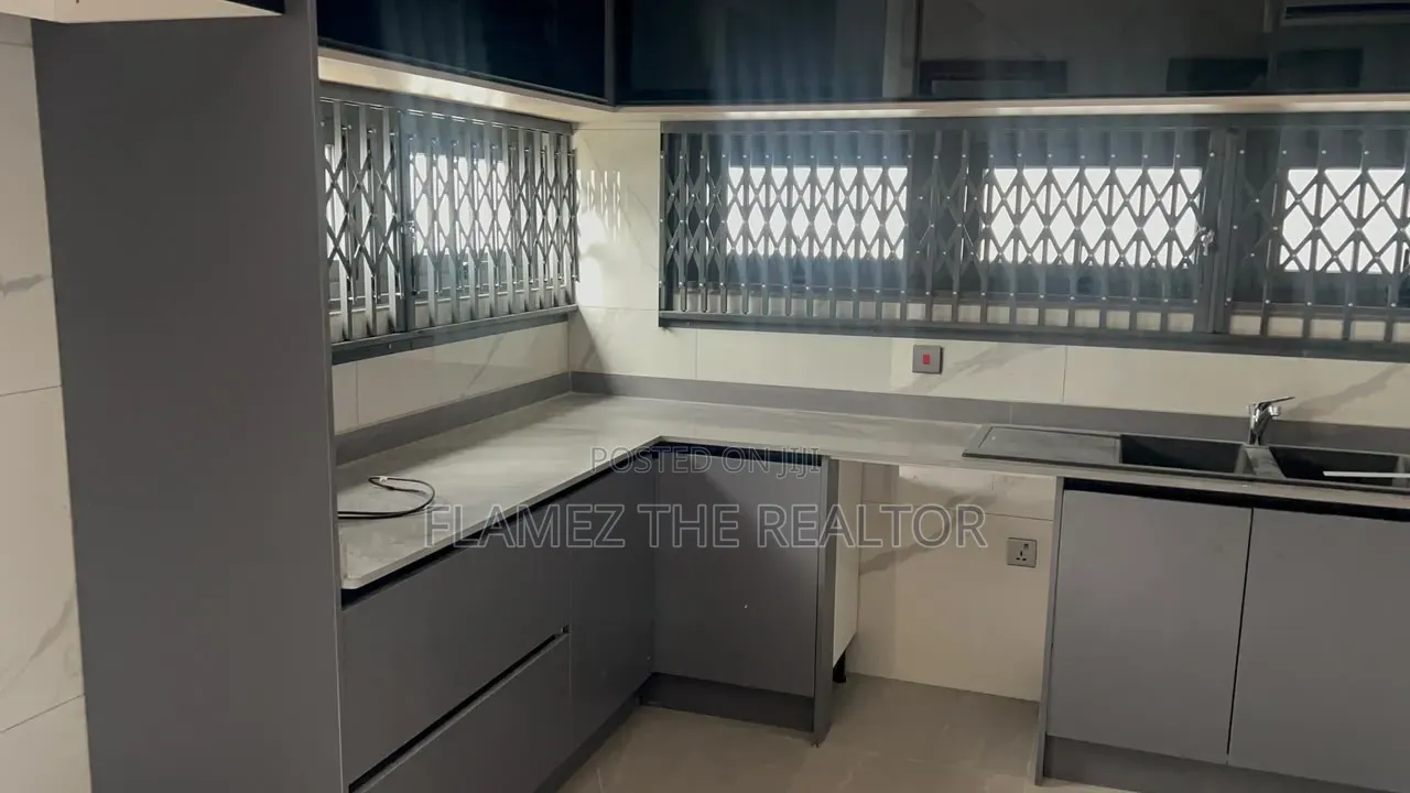 4bdrm House in Labone, Coffee Shop Area for rent