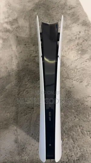 PS5-Slim UK Used 1tb. 2 Controllers