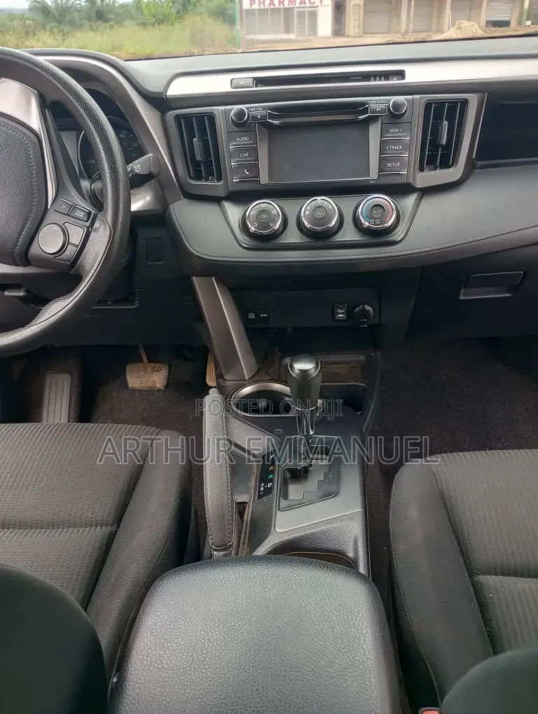 Toyota RAV4 LE FWD (2.5L 4cyl 6A) 2017 Gray