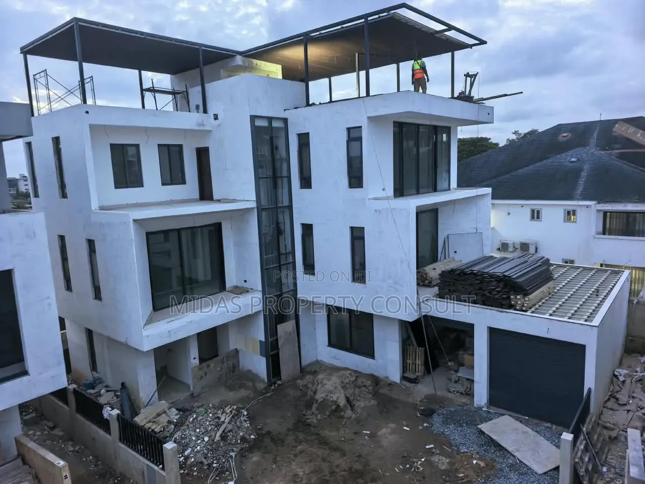 3bdrm Townhouse/Terrace in Dzorwulu for sale