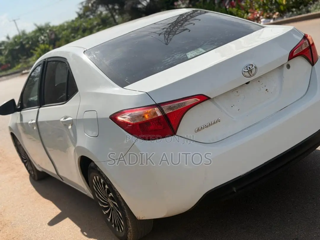 Toyota Corolla LE (1.8L 4cyl 2A) 2019 White