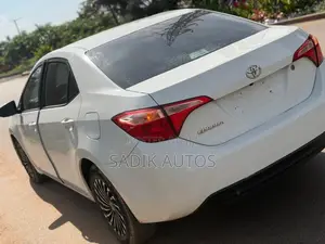 Toyota Corolla LE (1.8L 4cyl 2A) 2019 White
