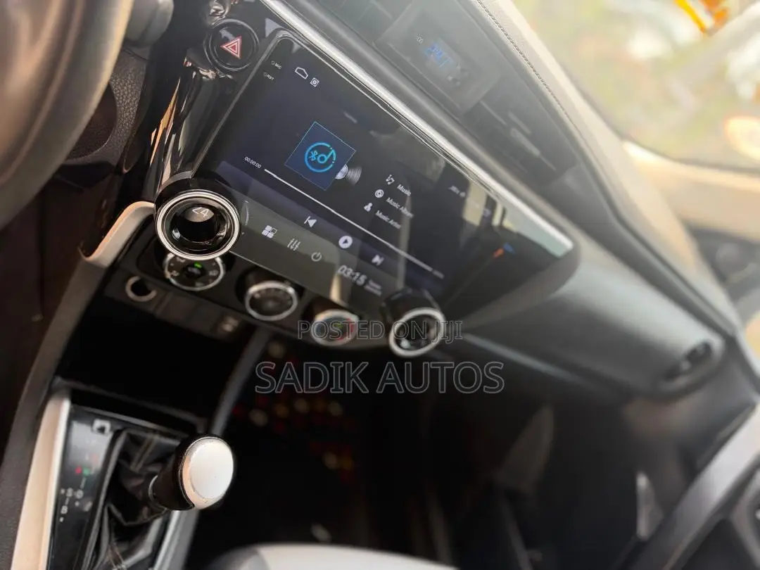 Toyota Corolla LE (1.8L 4cyl 2A) 2019 White