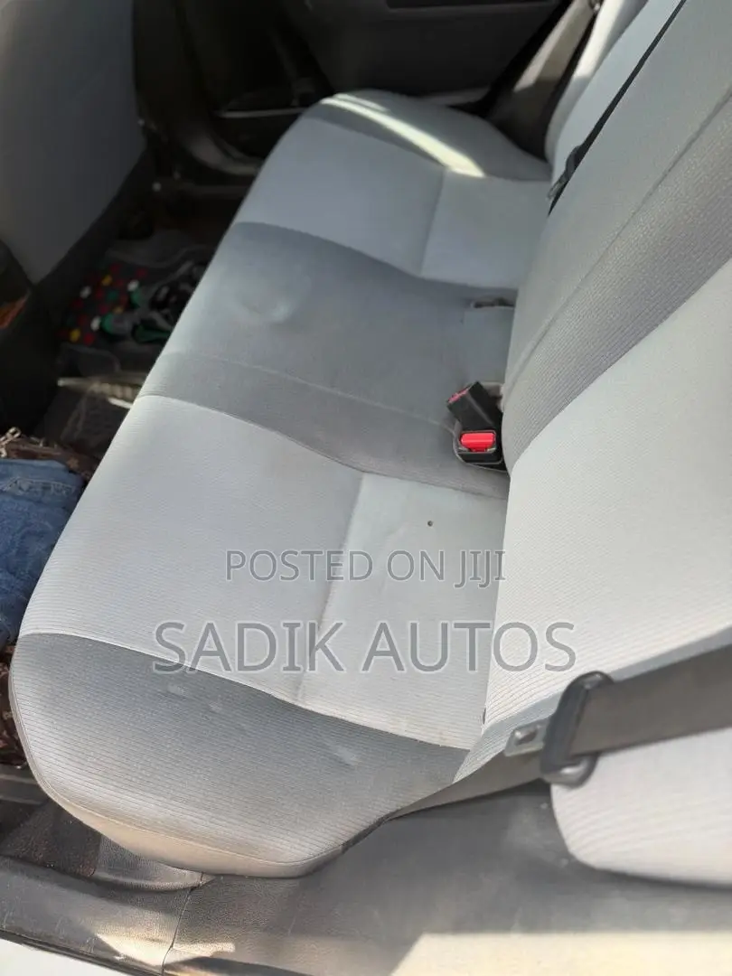 Toyota Corolla LE (1.8L 4cyl 2A) 2019 White