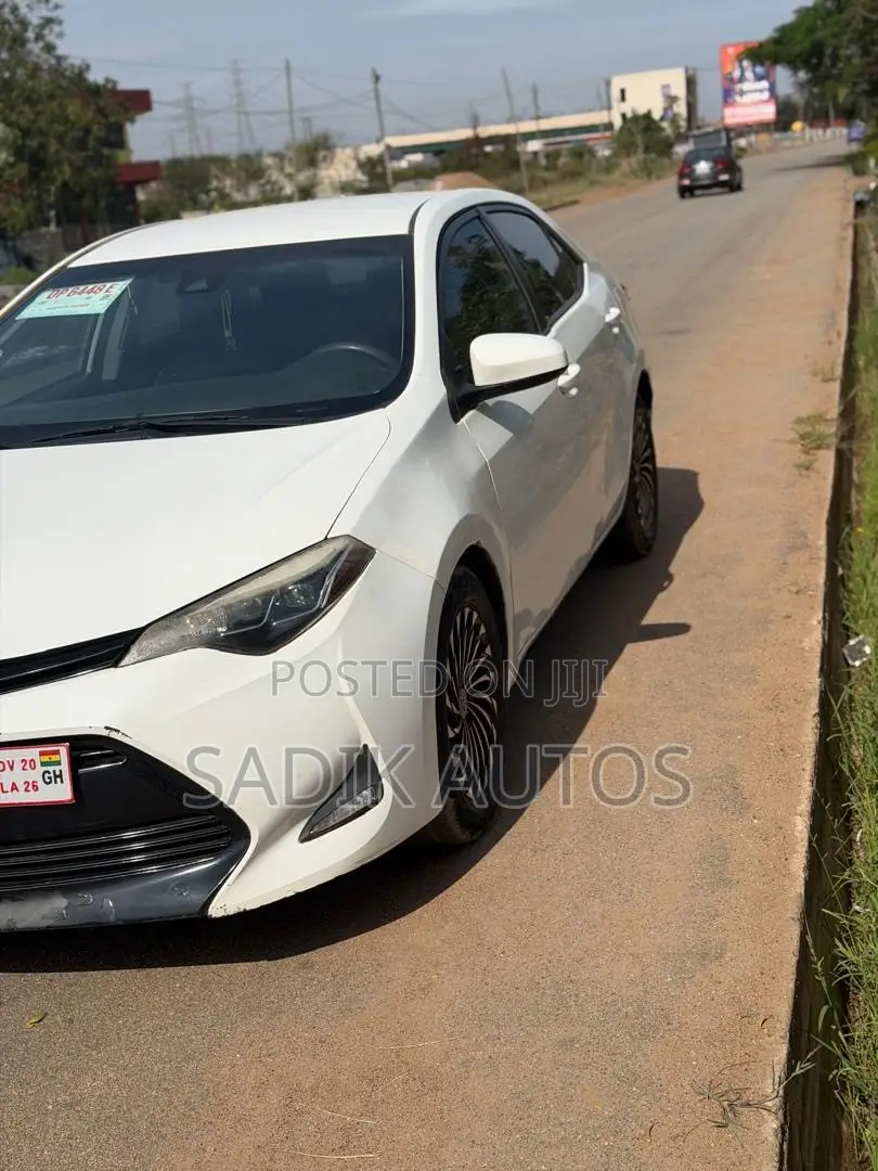 Toyota Corolla LE (1.8L 4cyl 2A) 2019 White