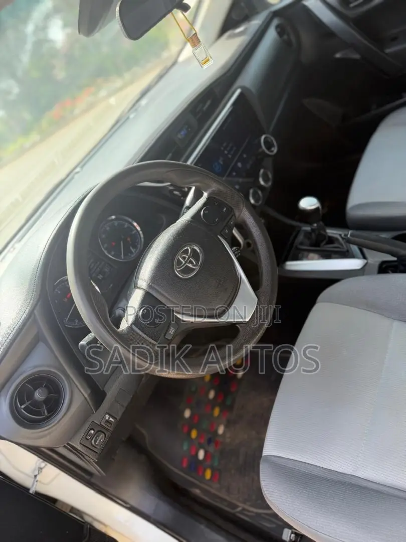 Toyota Corolla LE (1.8L 4cyl 2A) 2019 White