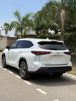 Toyota Highlander XLE 2022 White
