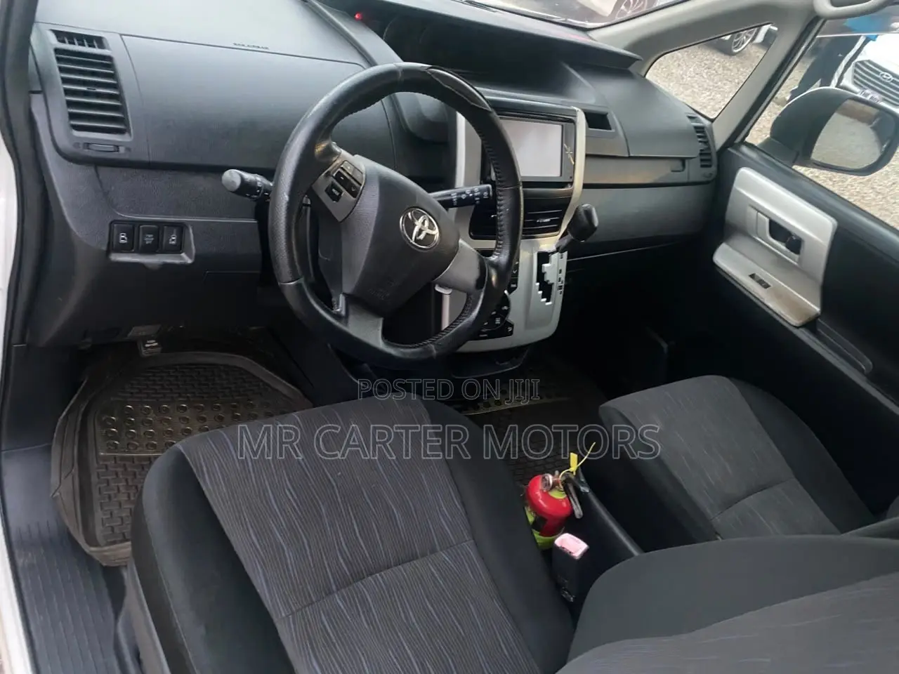 Toyota Voxy V 2WD 8-Seater 2013 White