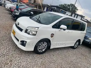 Toyota Voxy V 2WD 8-Seater 2013 White