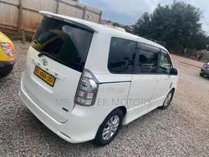Toyota Voxy V 2WD 8-Seater 2013 White