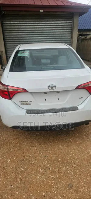 Toyota Corolla LE (1.8L 4cyl 2A) 2018 White