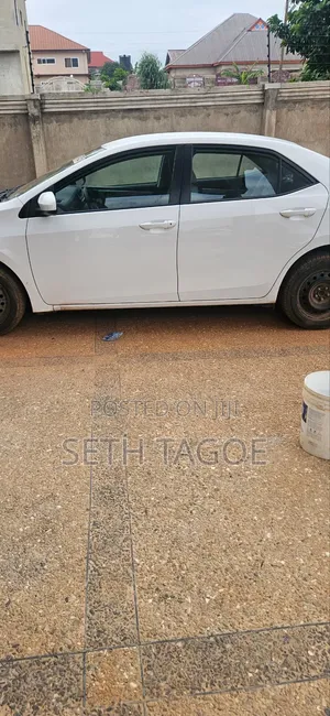 Toyota Corolla LE (1.8L 4cyl 2A) 2018 White