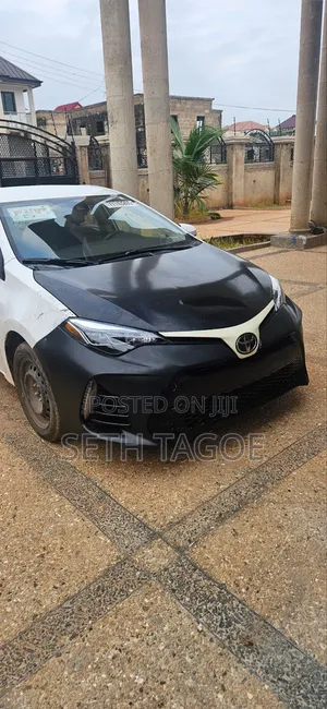 Toyota Corolla LE (1.8L 4cyl 2A) 2018 White