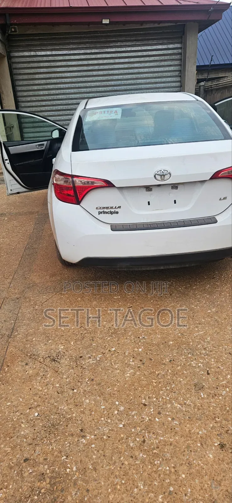 Toyota Corolla LE (1.8L 4cyl 2A) 2018 White