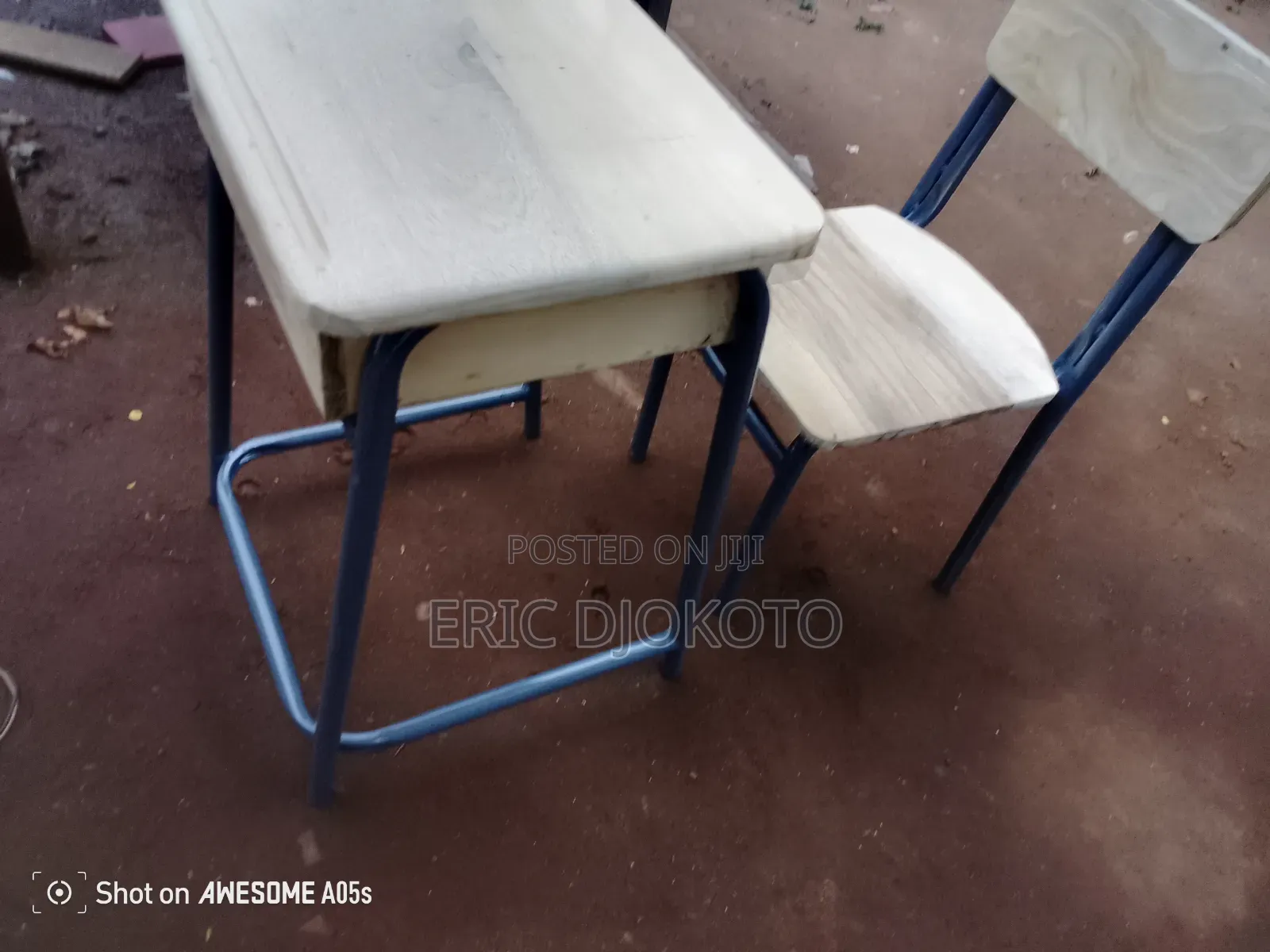 Metal Frame and Wood Students Desk