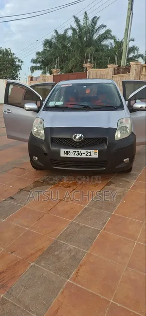 Toyota Vitz 2010 Silver