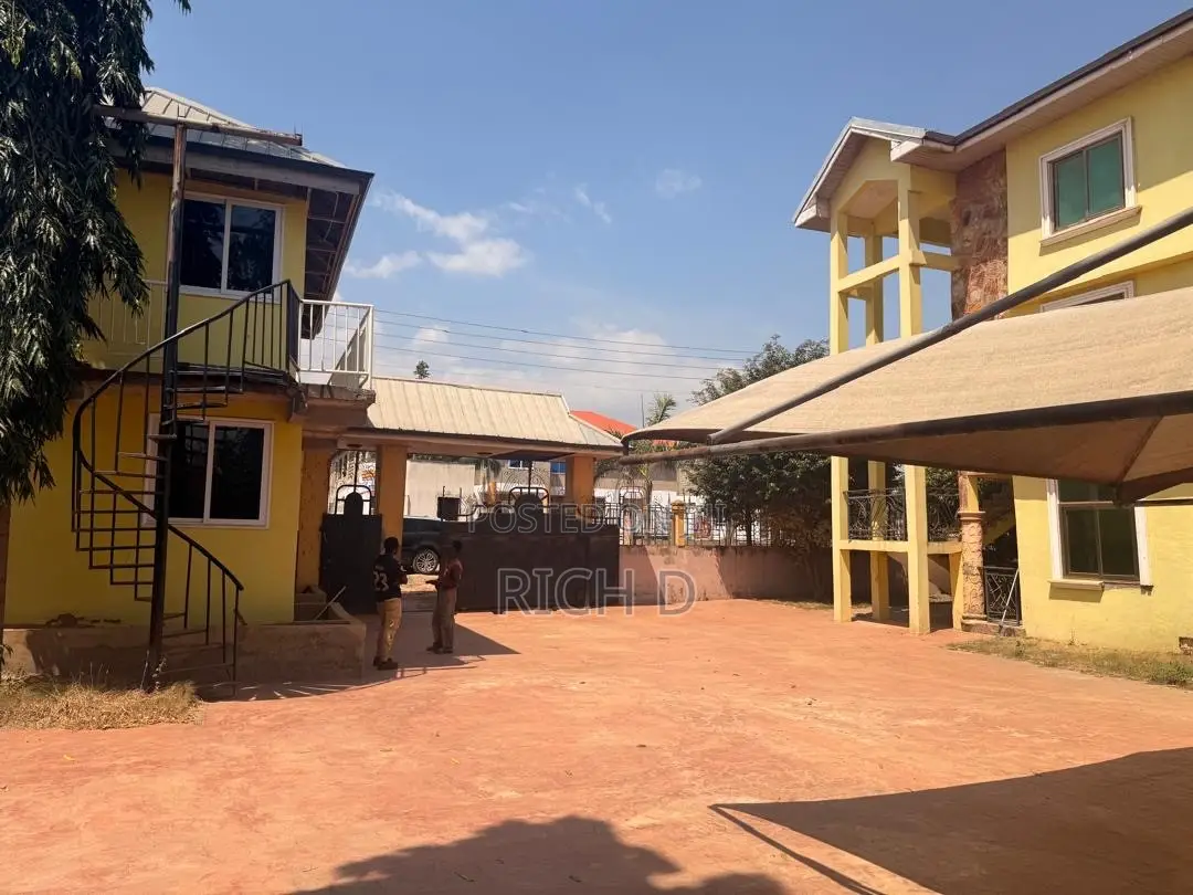 9bdrm Apartment in Community 25 for sale
