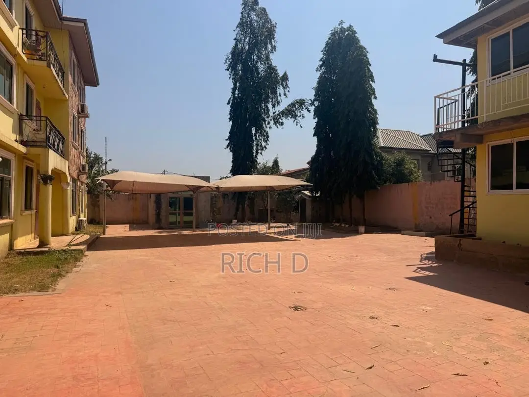 9bdrm Apartment in Community 25 for sale