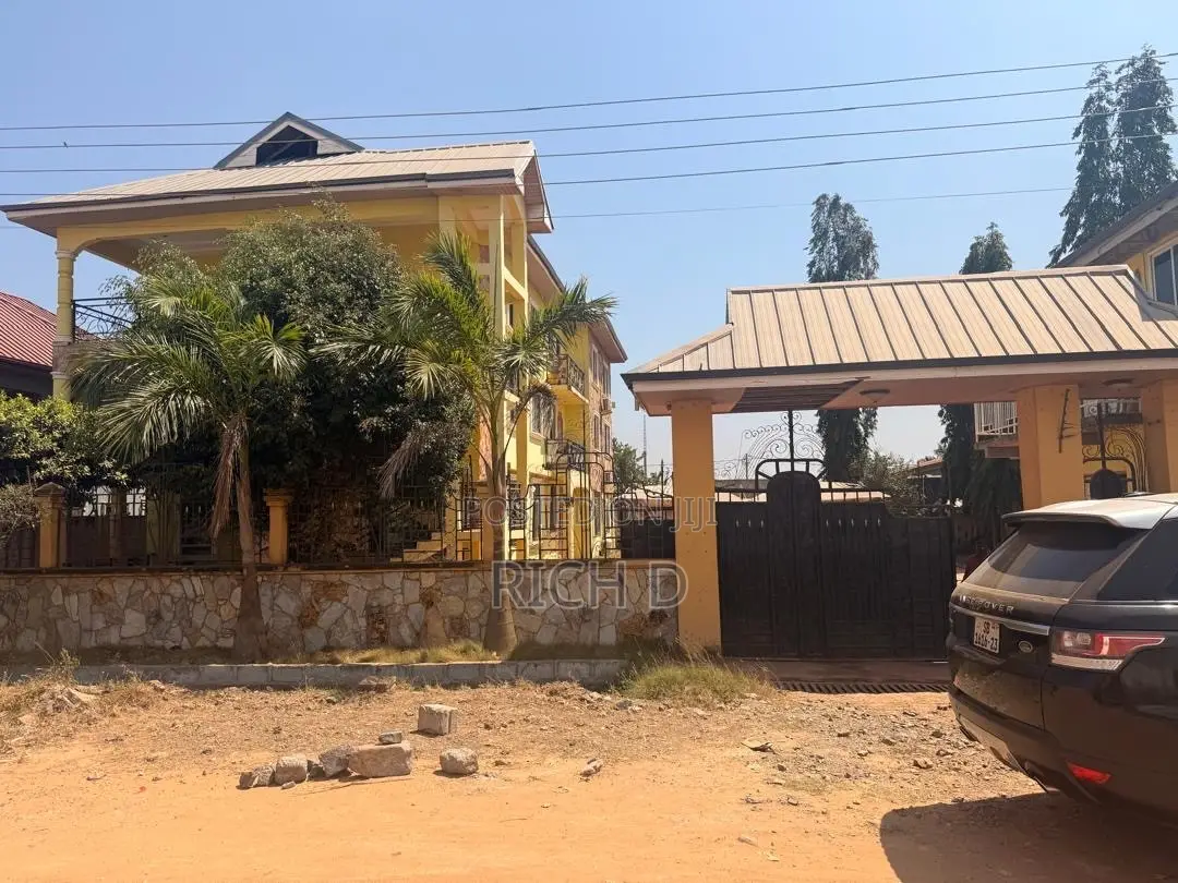 9bdrm Apartment in Community 25 for sale