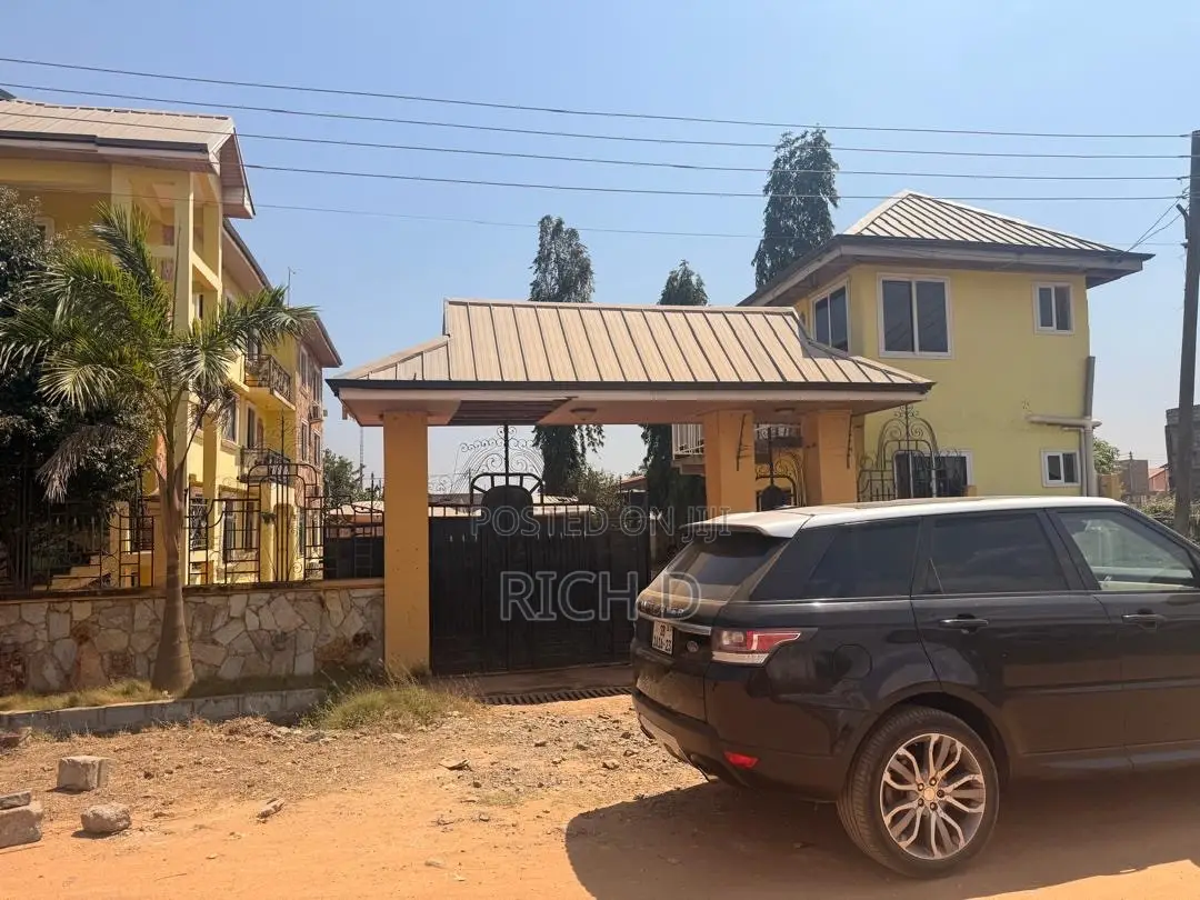9bdrm Apartment in Community 25 for sale