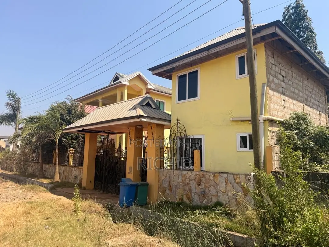 9bdrm Apartment in Community 25 for sale