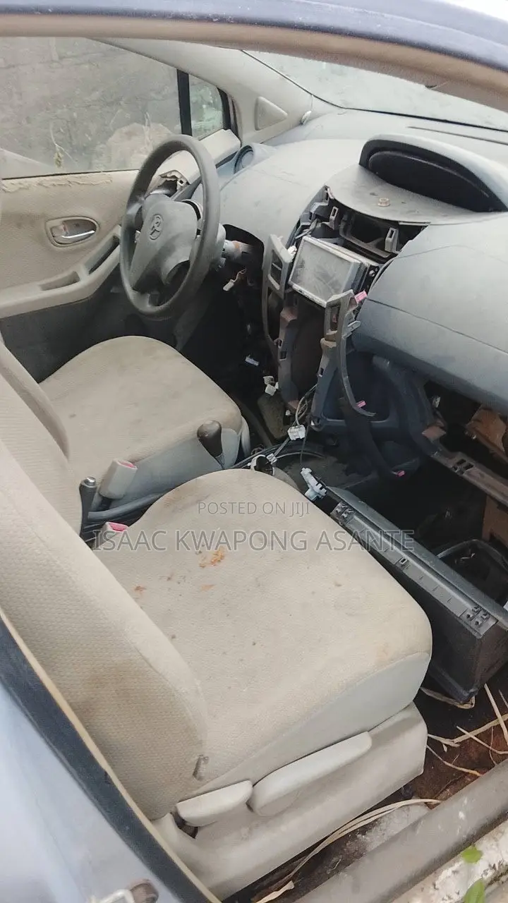 Toyota Vitz 1.0 FWD 3dr 2010 Silver