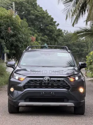 Toyota RAV4 XLE 2025