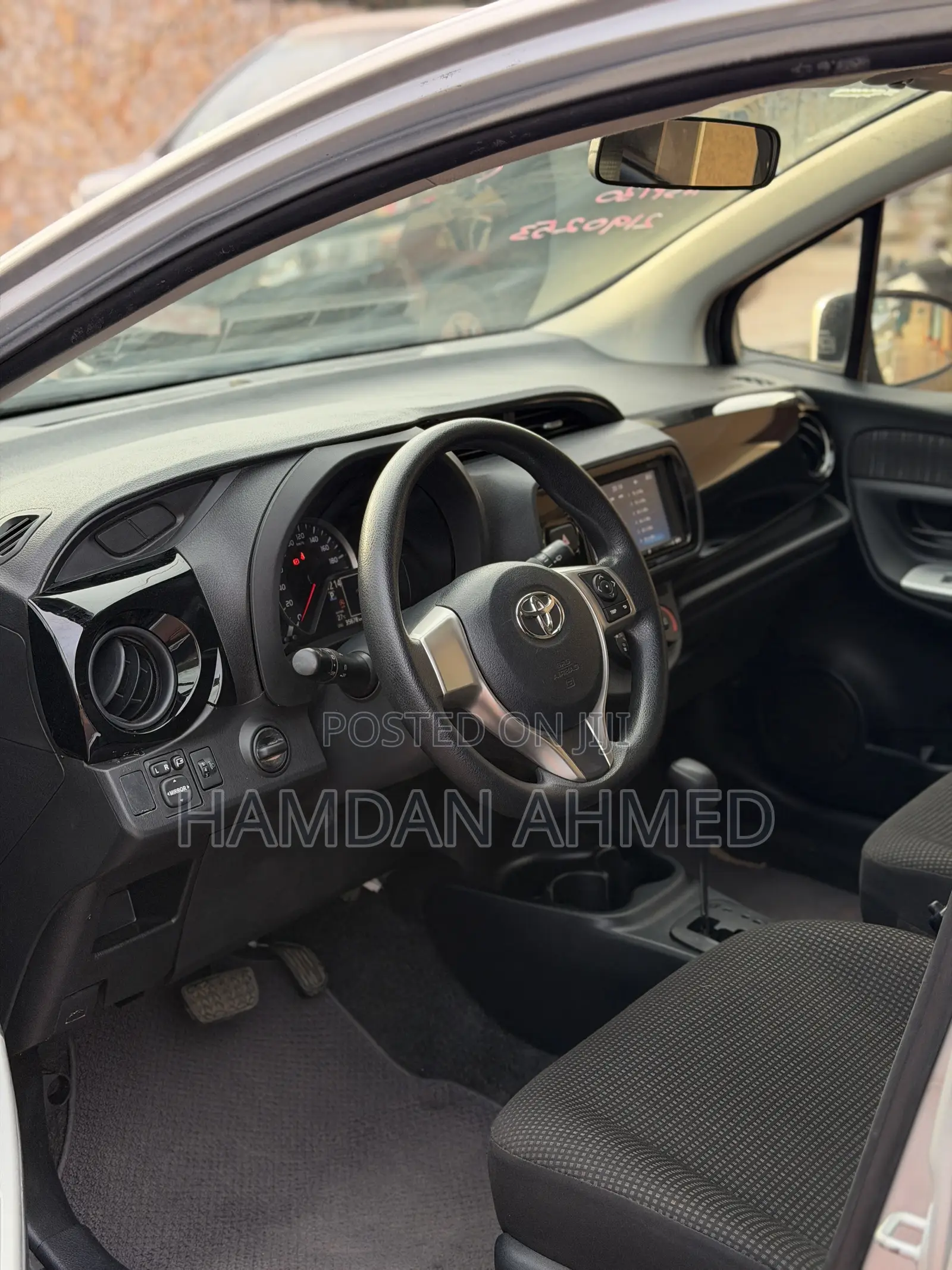 Toyota Vitz 1.3 FWD 5dr 2015 Silver