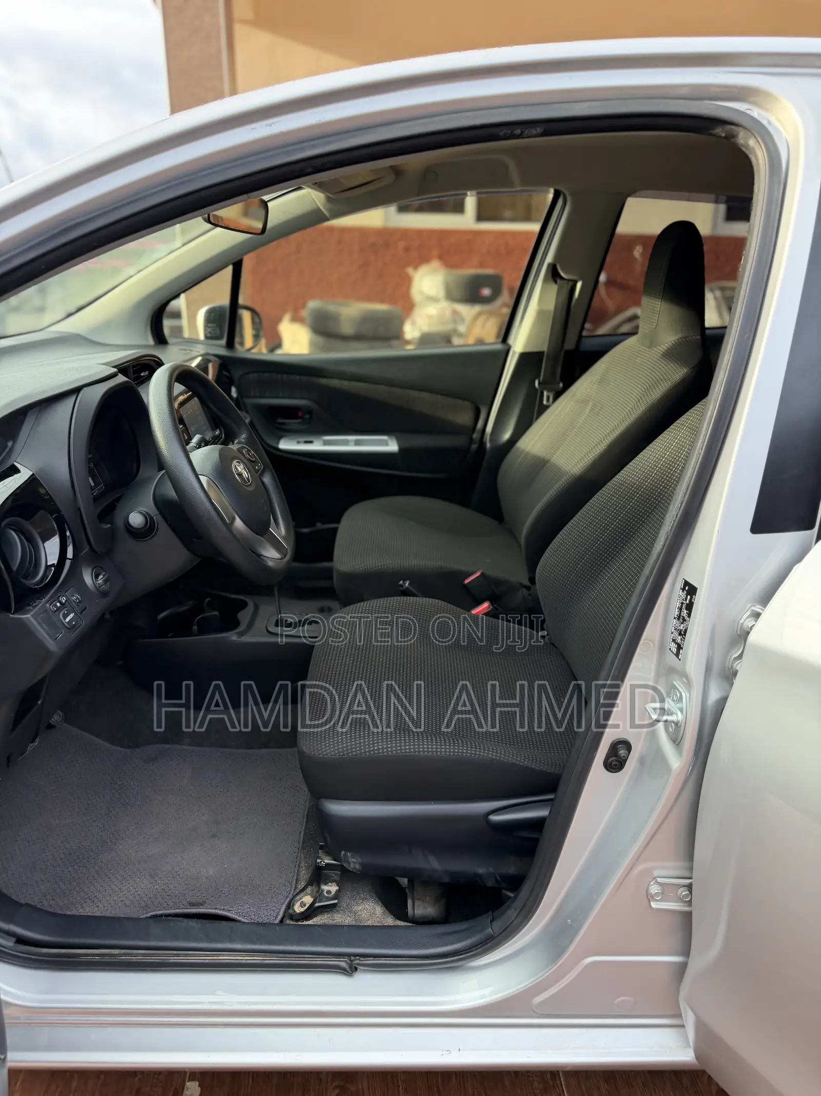 Toyota Vitz 1.3 FWD 5dr 2015 Silver