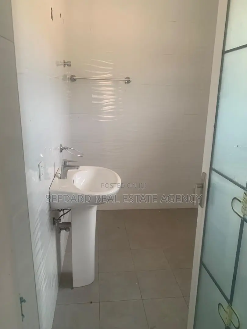 5bdrm House in Sefdard Properties, Adenta for rent