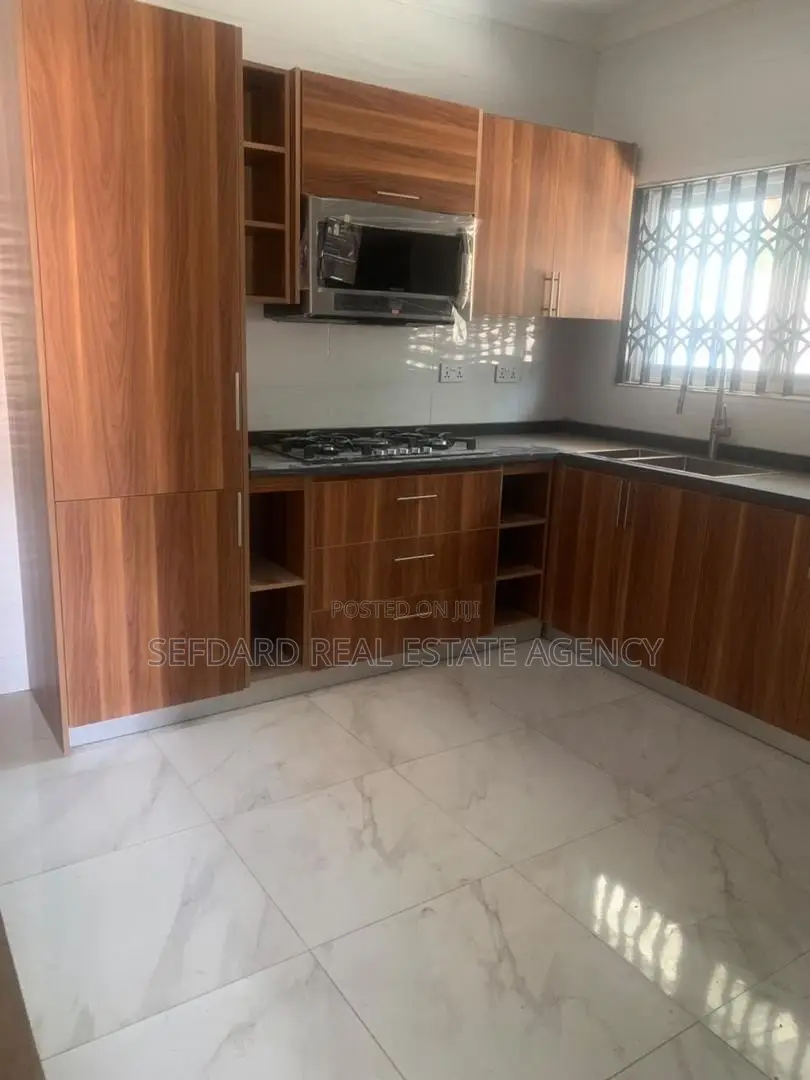 5bdrm House in Sefdard Properties, Adenta for rent