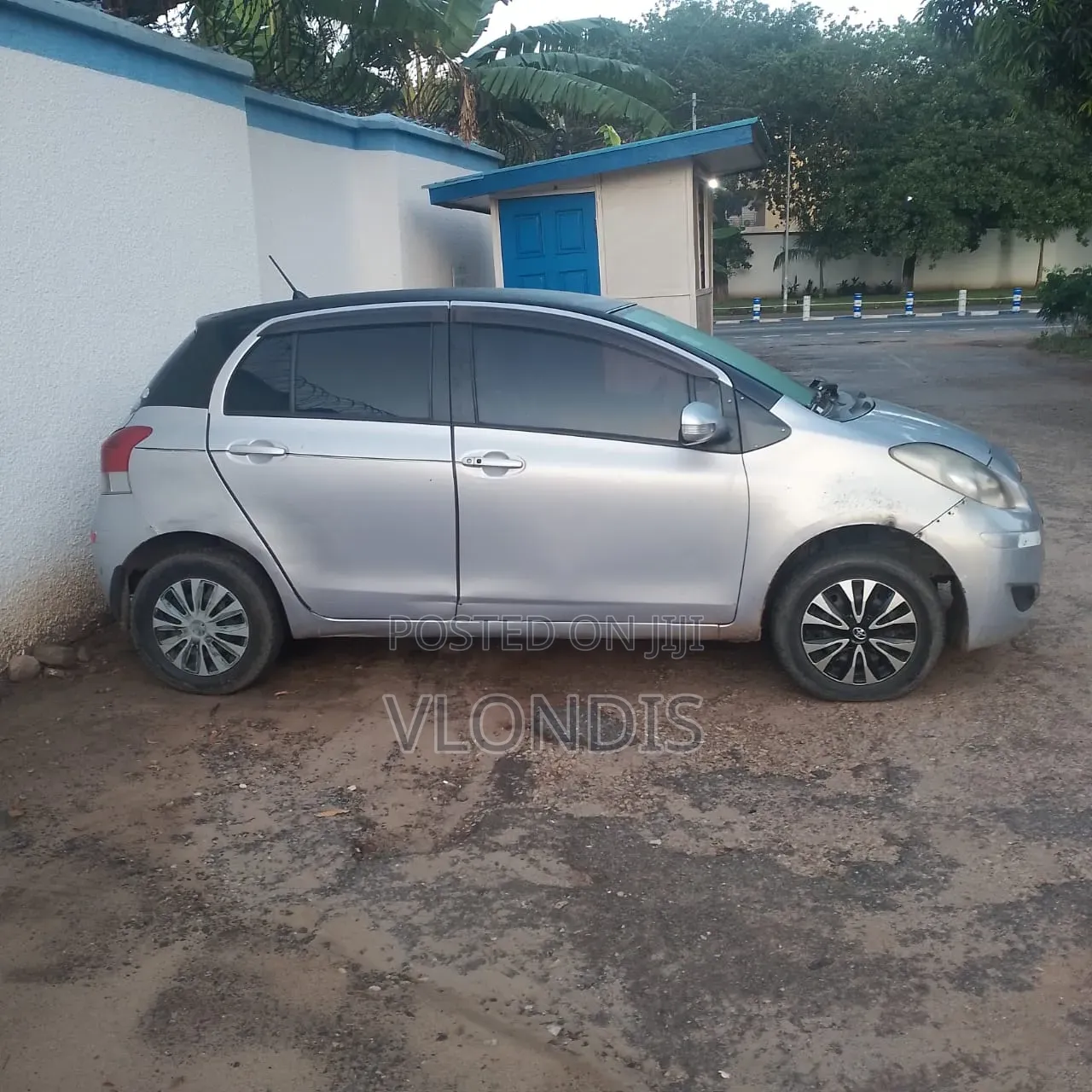 Toyota Vitz 1.3 FWD 3dr 2010 Gray