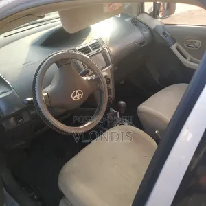 Toyota Vitz 1.3 FWD 3dr 2010 Gray