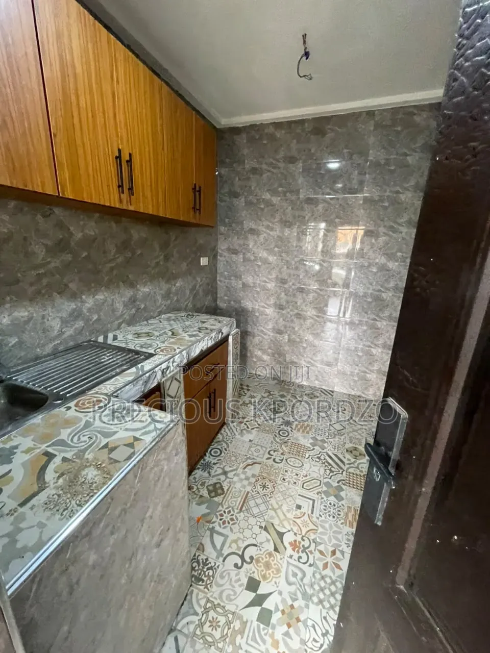 1bdrm Room & Parlour in Lakeside Comm 1 for rent