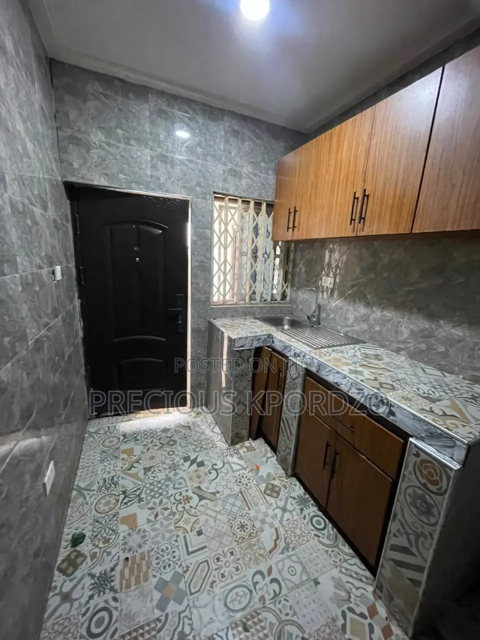 1bdrm Room & Parlour in Lakeside Comm 1 for rent