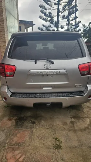 Toyota Sequoia Platinum 4dr SUV 4WD (5.7L 8cyl 6A) 2013 Beige