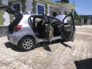 Toyota Vitz 2010 Silver