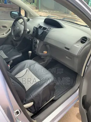 Toyota Vitz 2010 Silver