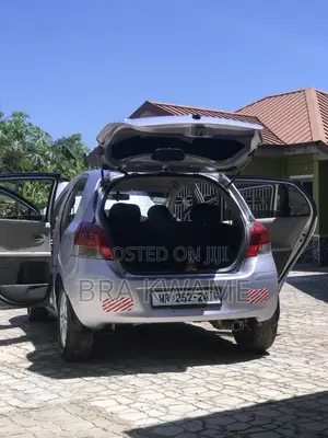 Toyota Vitz 2010 Silver