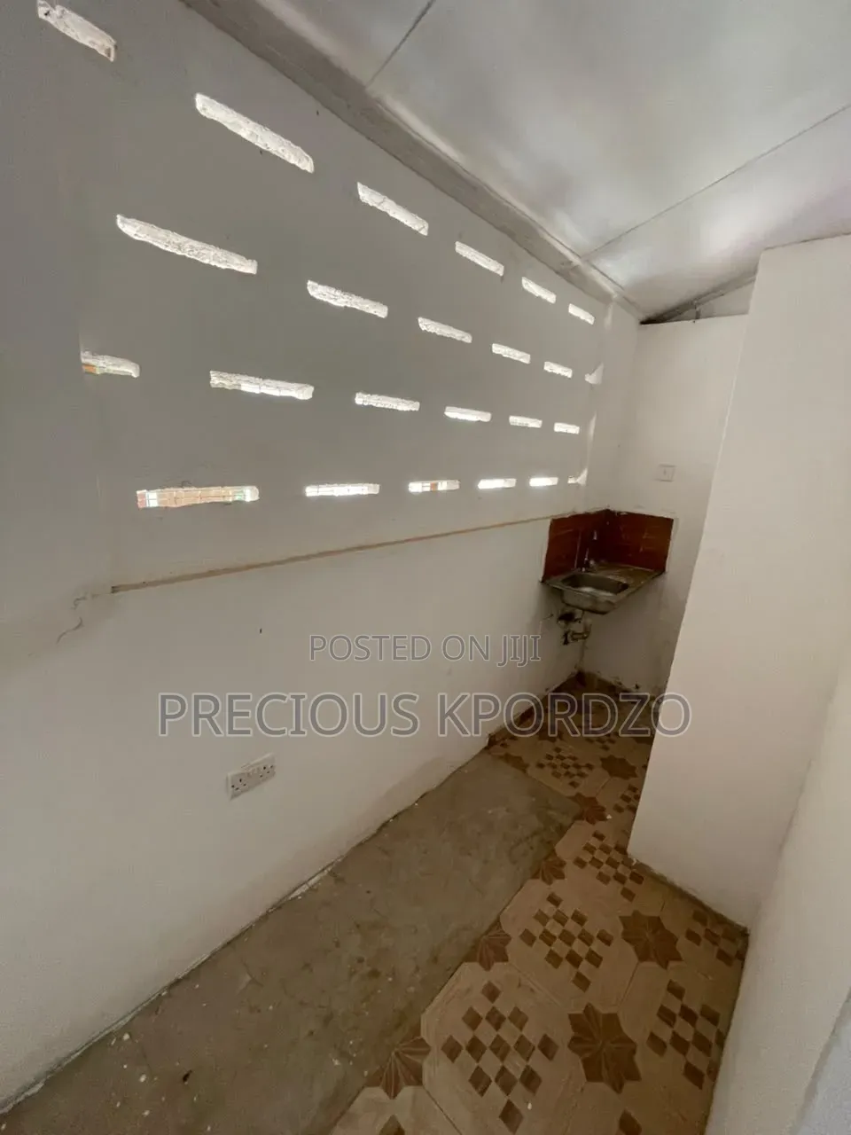 1bdrm Room & Parlour in Commandos Adenta for rent
