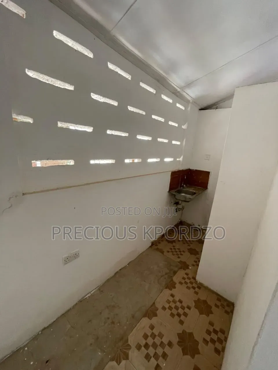 1bdrm Room & Parlour in Commandos Adenta for rent