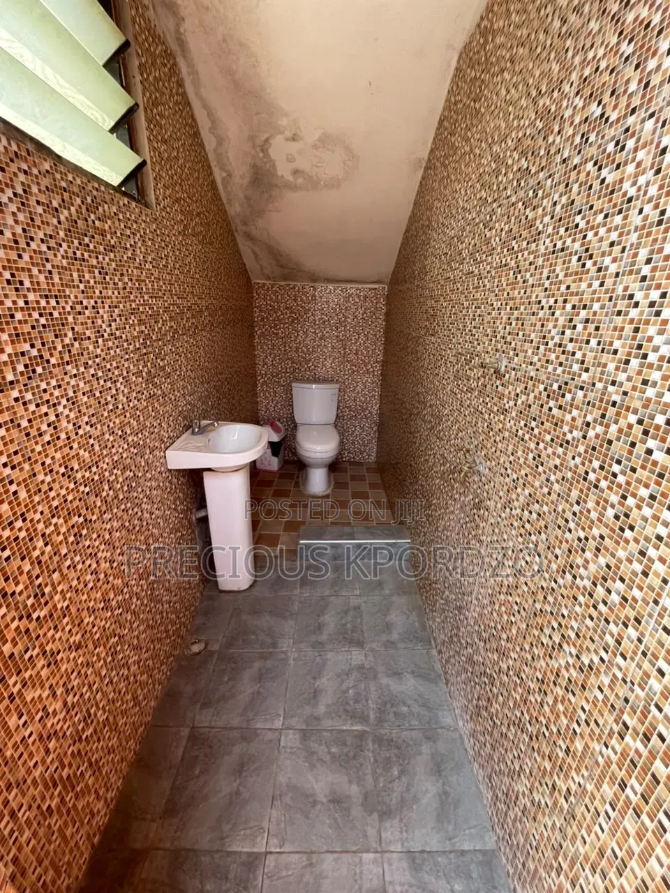 1bdrm Room & Parlour in Commandos Adenta for rent