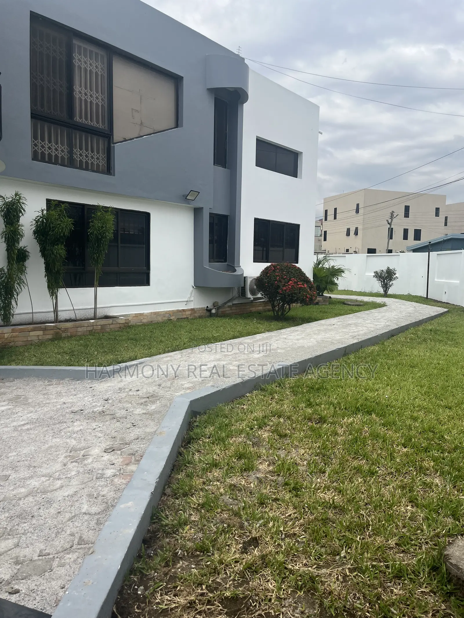 10bdrm House in Dzorwulu for rent